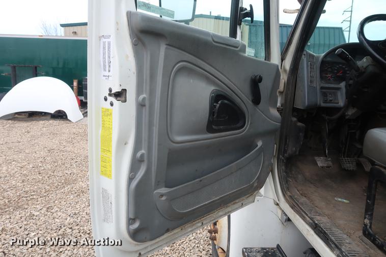 image for item EL9267 2005 International DuraStar 4300 digger derrick truck