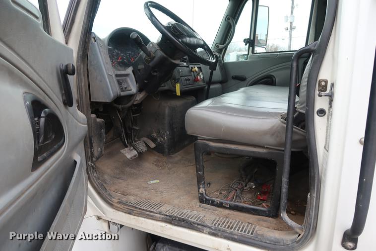 image for item EL9267 2005 International DuraStar 4300 digger derrick truck