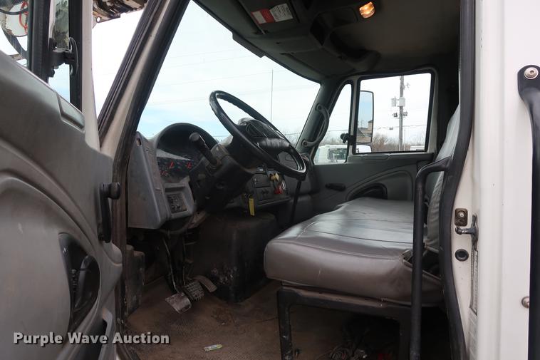 image for item EL9267 2005 International DuraStar 4300 digger derrick truck