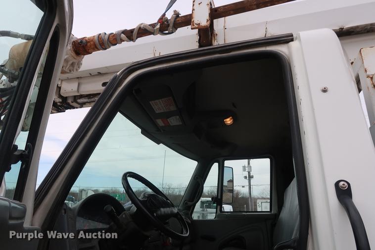 image for item EL9267 2005 International DuraStar 4300 digger derrick truck