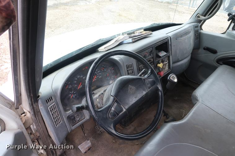 image for item EL9267 2005 International DuraStar 4300 digger derrick truck