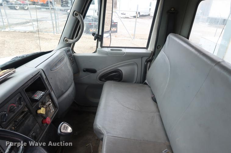 image for item EL9267 2005 International DuraStar 4300 digger derrick truck