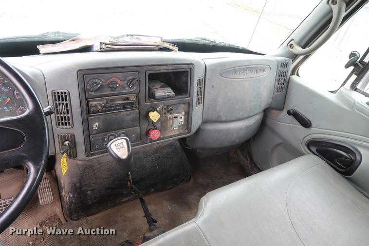 image for item EL9267 2005 International DuraStar 4300 digger derrick truck