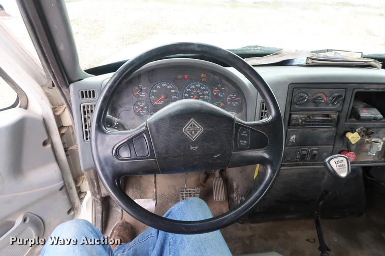 image for item EL9267 2005 International DuraStar 4300 digger derrick truck