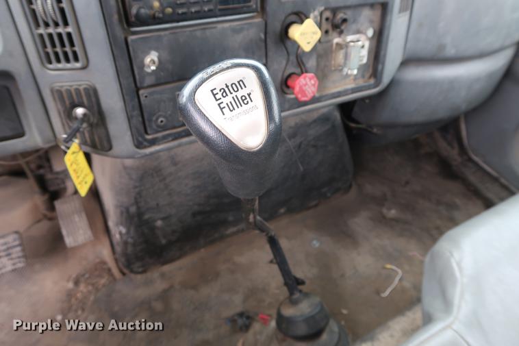 image for item EL9267 2005 International DuraStar 4300 digger derrick truck