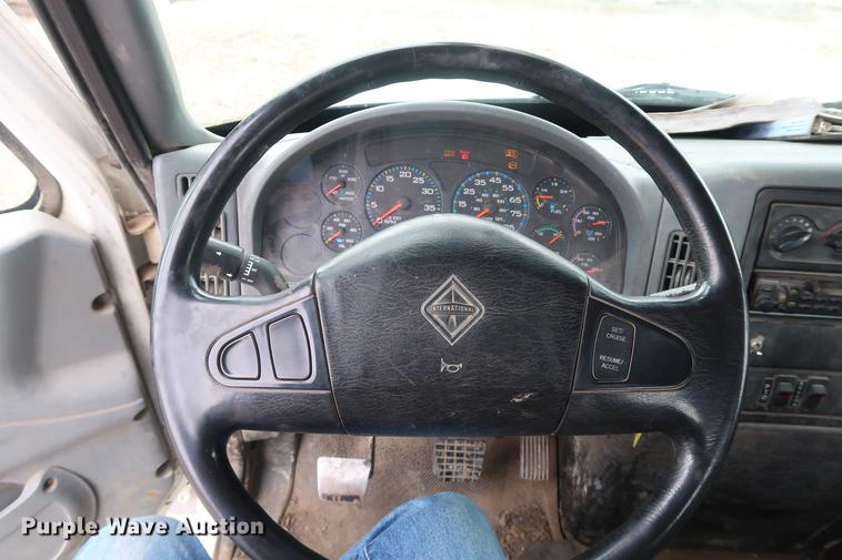 image for item EL9267 2005 International DuraStar 4300 digger derrick truck