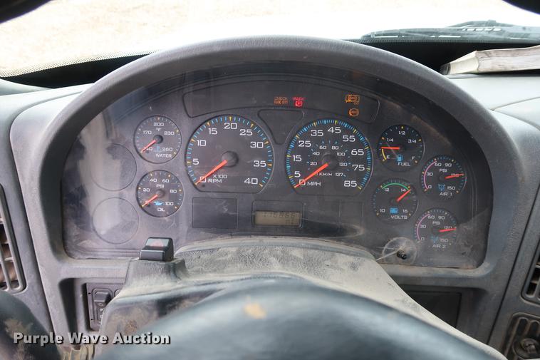 image for item EL9267 2005 International DuraStar 4300 digger derrick truck