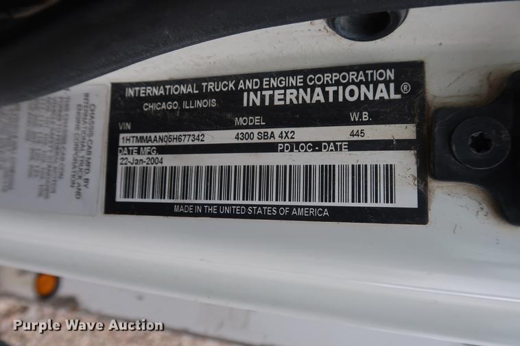 image for item EL9267 2005 International DuraStar 4300 digger derrick truck