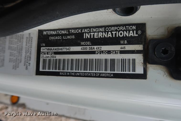 image for item EL9267 2005 International DuraStar 4300 digger derrick truck