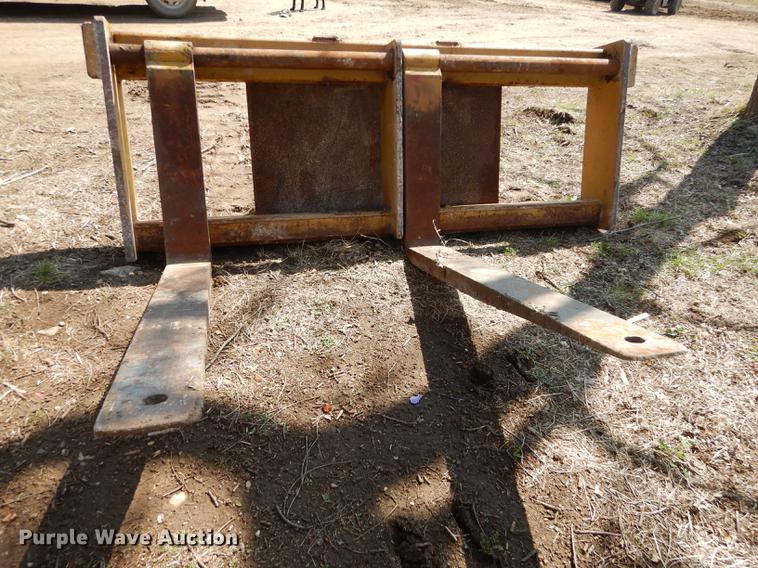 Balderson pallet forks in Berryton, KS Item EN9195 sold Purple Wave