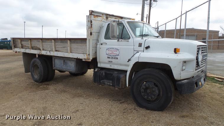 image for item EN9535 1985 Ford F700 dump truck