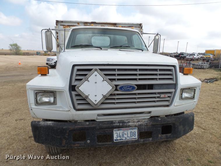 image for item EN9535 1985 Ford F700 dump truck