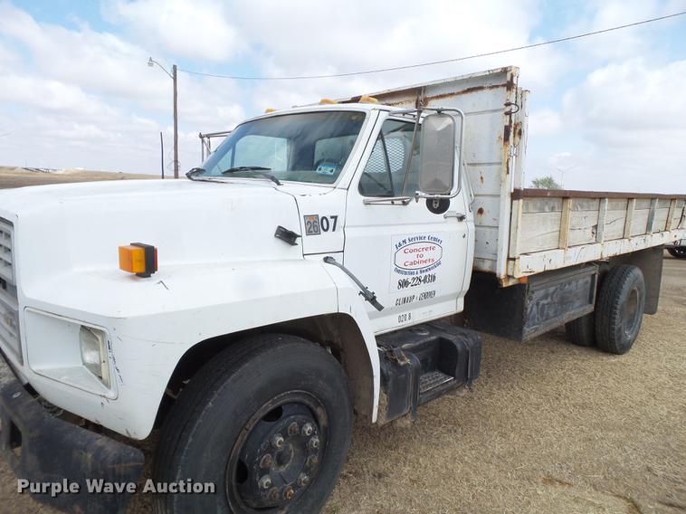 image for item EN9535 1985 Ford F700 dump truck