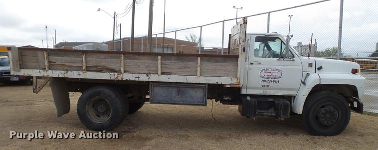 image for item EN9535 1985 Ford F700 dump truck