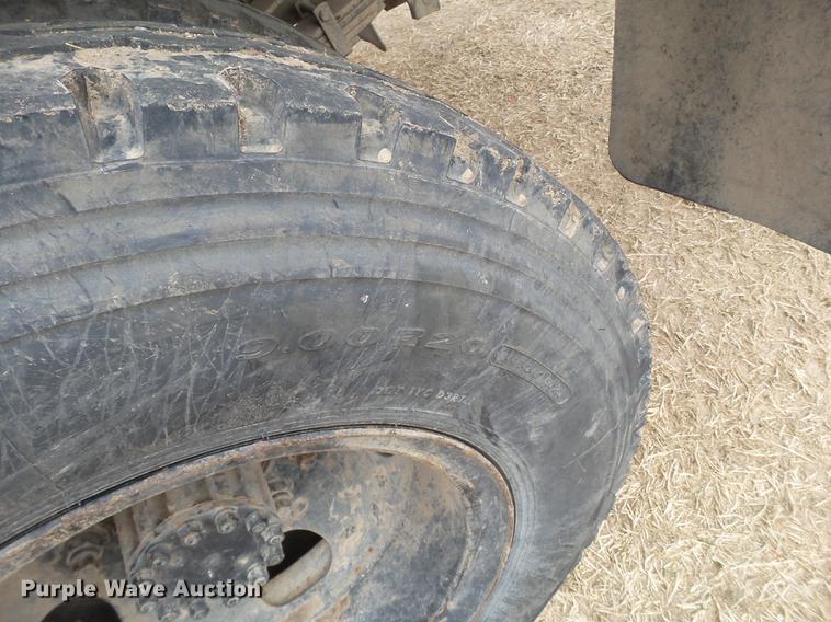 image for item EN9535 1985 Ford F700 dump truck