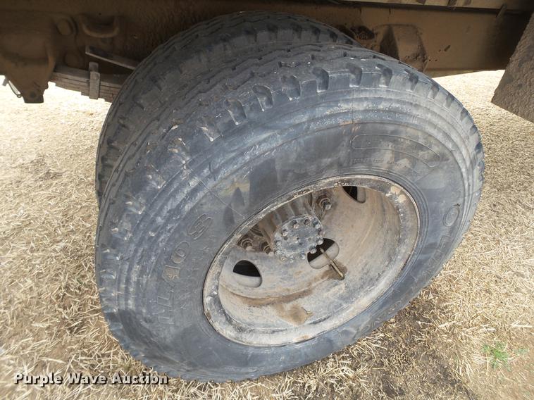 image for item EN9535 1985 Ford F700 dump truck