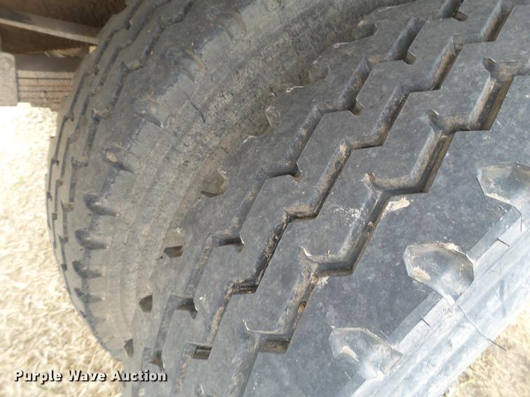 image for item EN9535 1985 Ford F700 dump truck