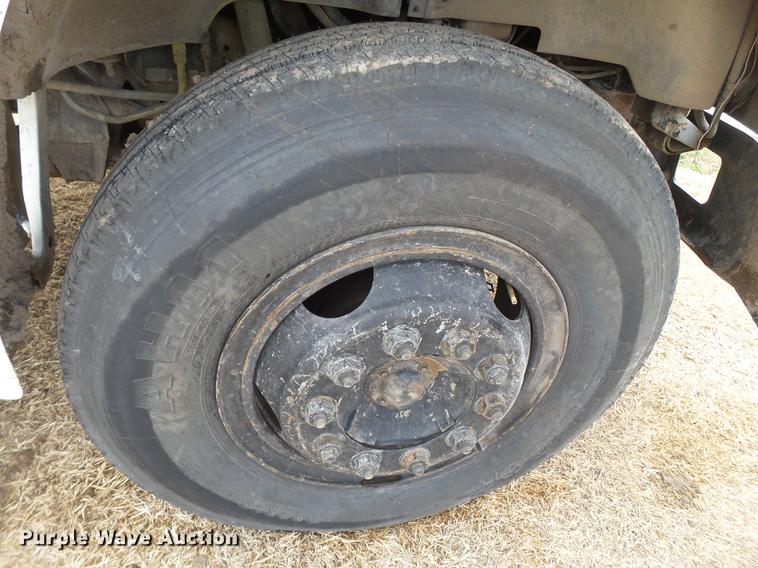 image for item EN9535 1985 Ford F700 dump truck