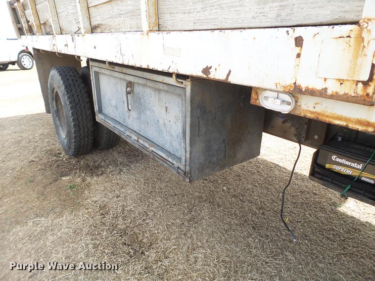 image for item EN9535 1985 Ford F700 dump truck