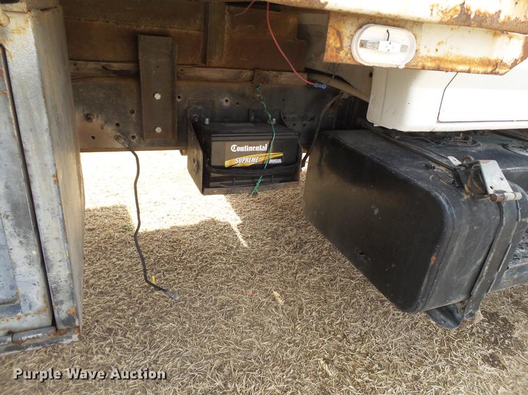 image for item EN9535 1985 Ford F700 dump truck