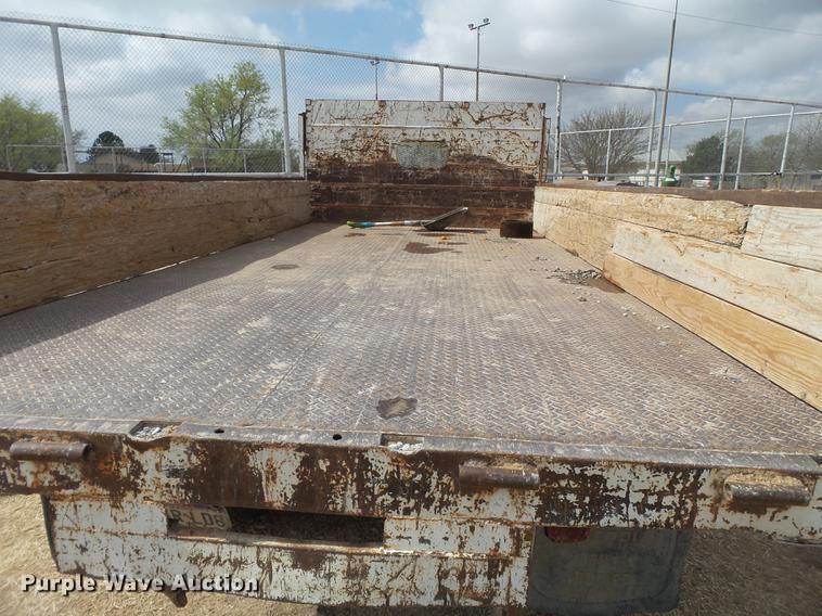 image for item EN9535 1985 Ford F700 dump truck