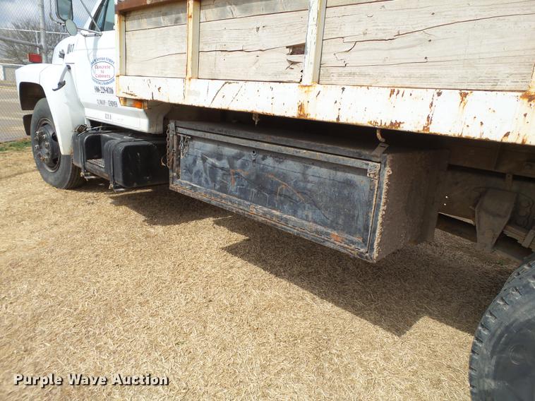 image for item EN9535 1985 Ford F700 dump truck