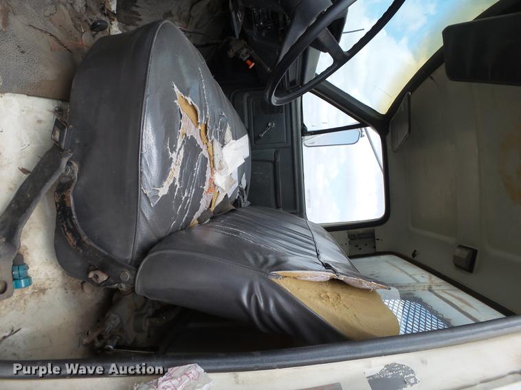 image for item EN9535 1985 Ford F700 dump truck