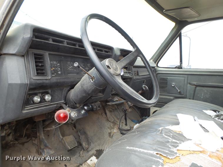 image for item EN9535 1985 Ford F700 dump truck