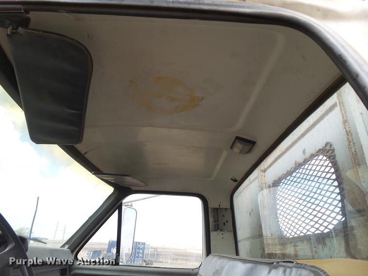 image for item EN9535 1985 Ford F700 dump truck