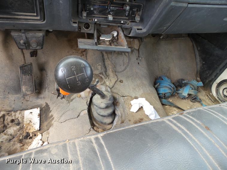 image for item EN9535 1985 Ford F700 dump truck