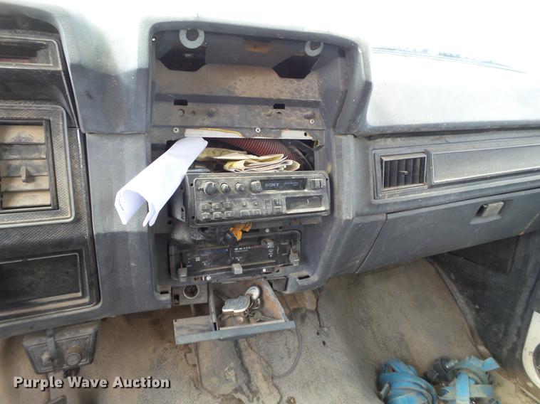 image for item EN9535 1985 Ford F700 dump truck