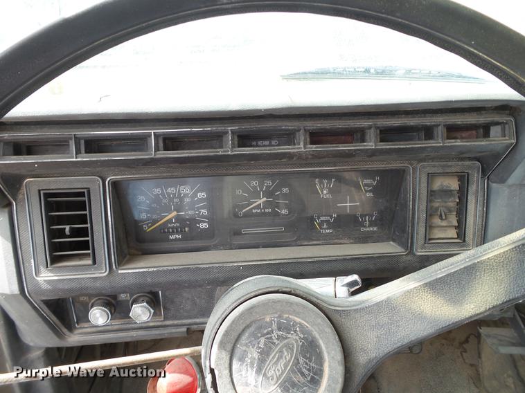 image for item EN9535 1985 Ford F700 dump truck