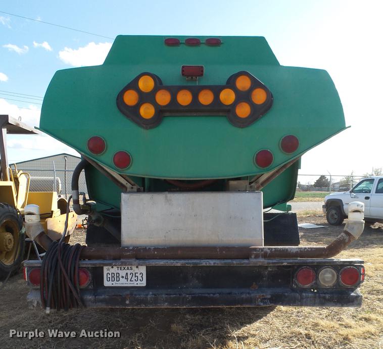 image for item EN9544 1988 Ford L8000 tank truck