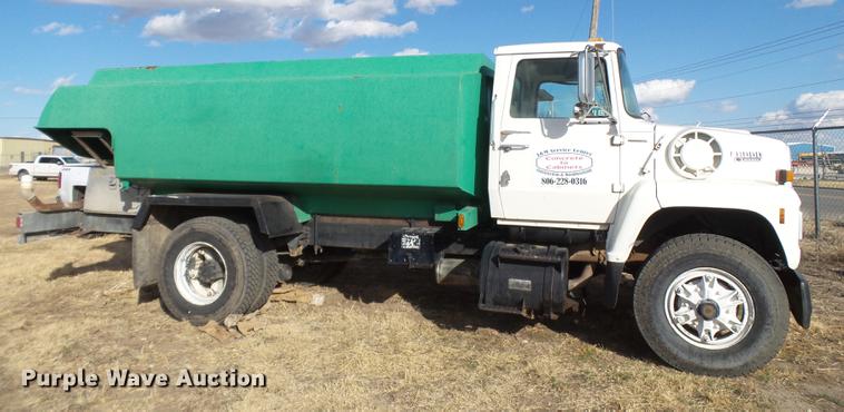 image for item EN9544 1988 Ford L8000 tank truck