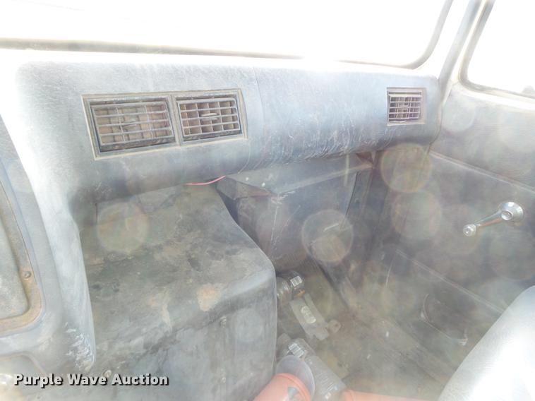 image for item EN9544 1988 Ford L8000 tank truck