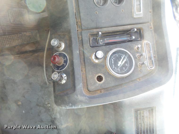 image for item EN9544 1988 Ford L8000 tank truck