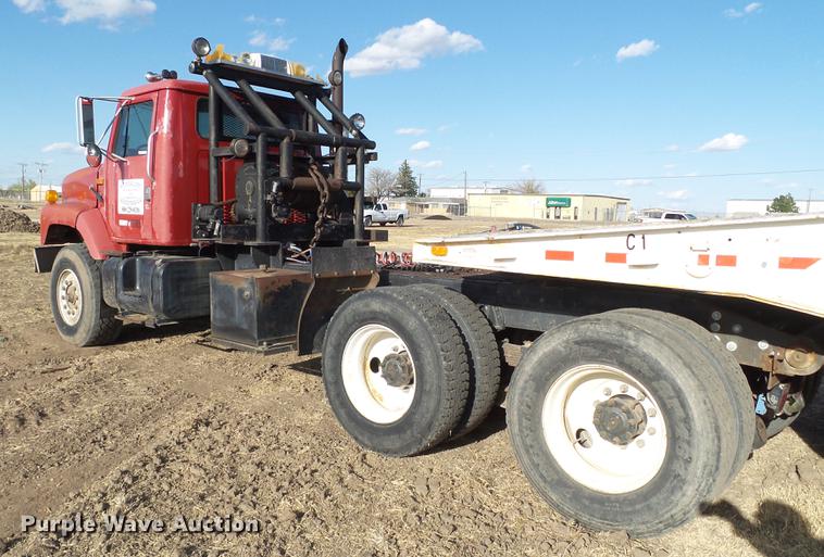 image for item EN9547 1996 International 2674 semi truck