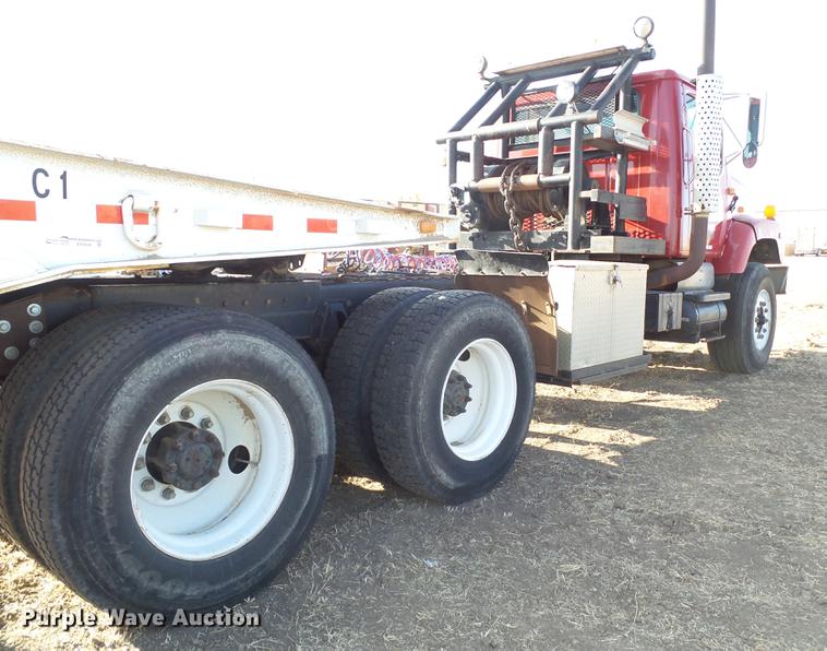 image for item EN9547 1996 International 2674 semi truck