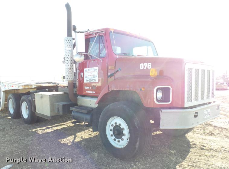 image for item EN9547 1996 International 2674 semi truck