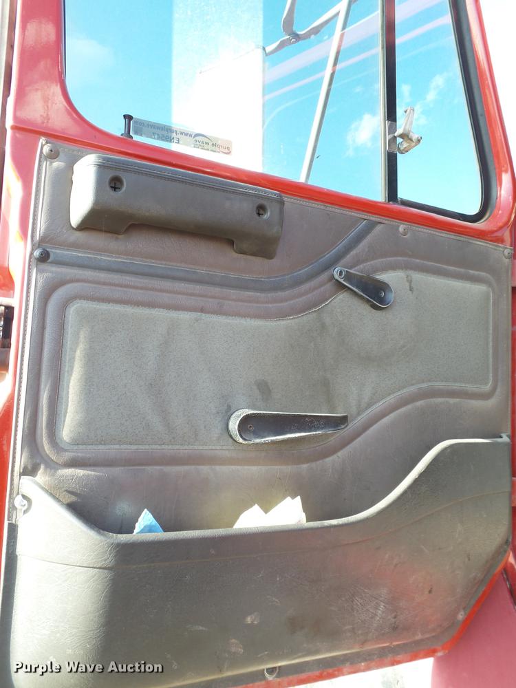 image for item EN9547 1996 International 2674 semi truck