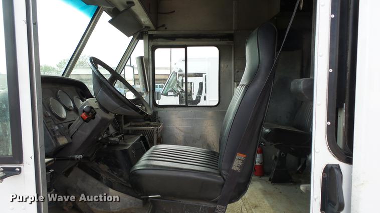 image for item DC3182 2006 Freightliner MT55 delivery truck