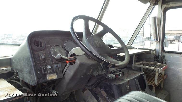 image for item DC3182 2006 Freightliner MT55 delivery truck