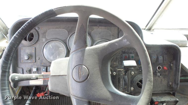 image for item DC3182 2006 Freightliner MT55 delivery truck