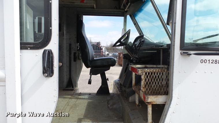 image for item DC3182 2006 Freightliner MT55 delivery truck