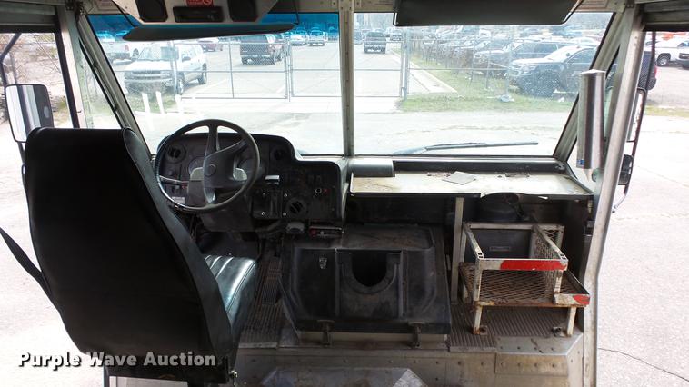 image for item DC3182 2006 Freightliner MT55 delivery truck