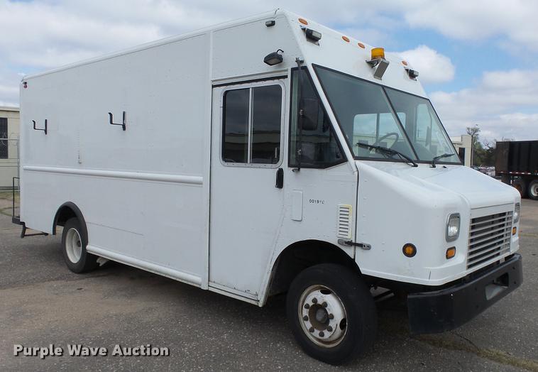 image for item DC3183 2009 Freightliner MT55 delivery truck