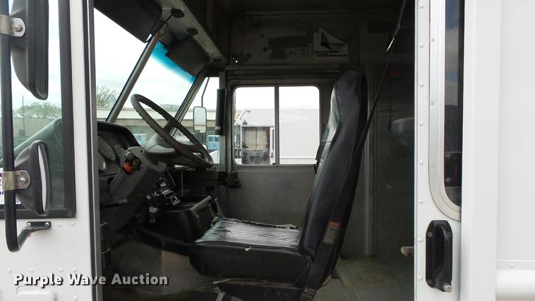 image for item DC3184 2009 Freightliner MT55 delivery truck