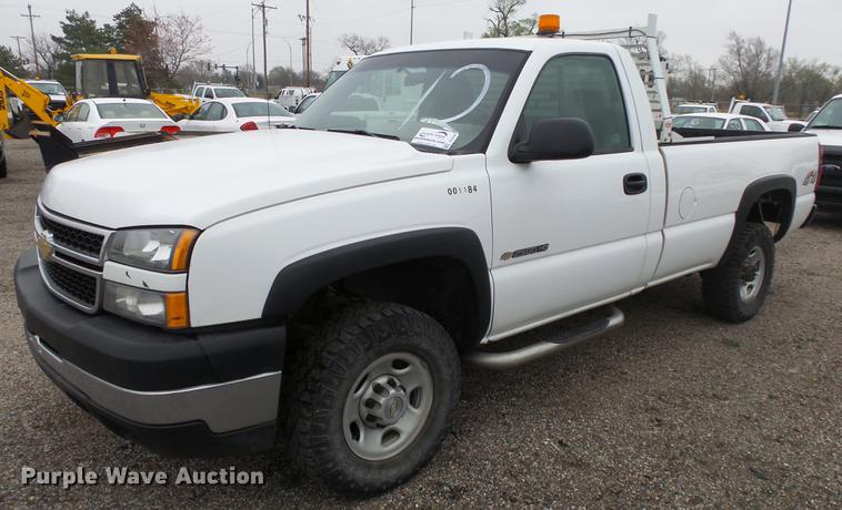 image for item DC3200 2006 Chevrolet Silverado 2500 pickup truck