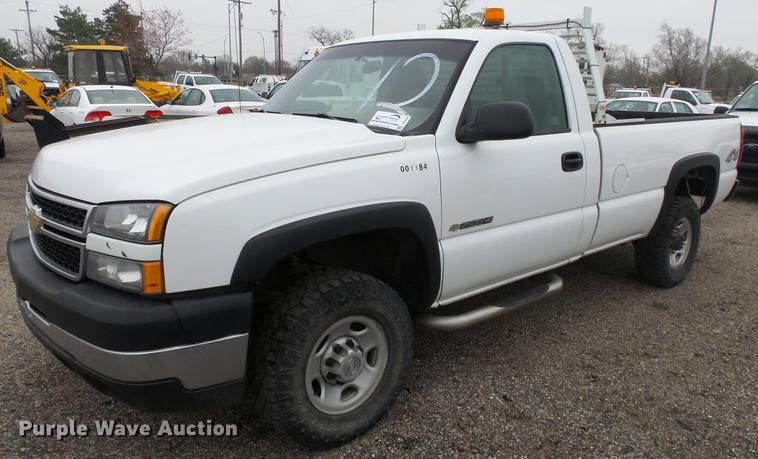 image for item DC3200 2006 Chevrolet Silverado 2500 pickup truck
