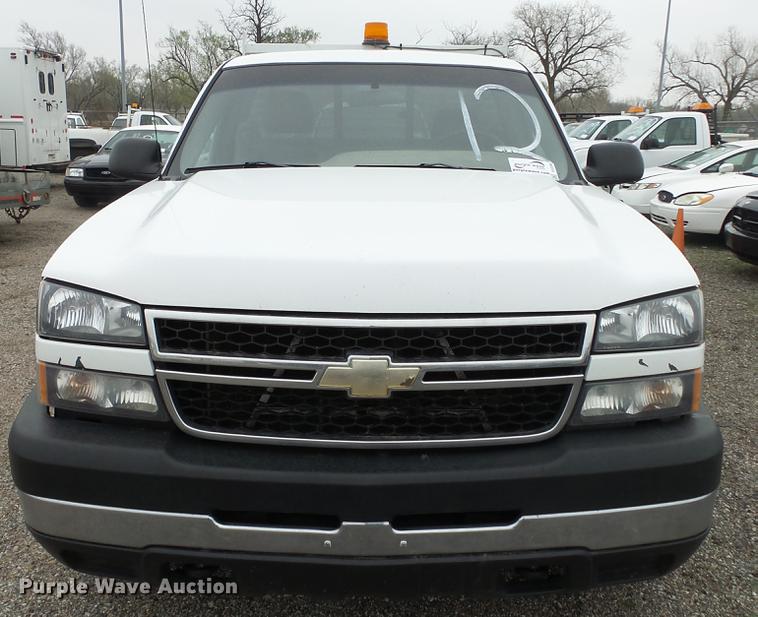 image for item DC3200 2006 Chevrolet Silverado 2500 pickup truck